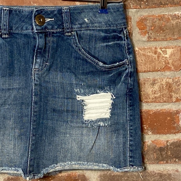 Elle Sz 2 distress jean skirt - Picture 3 of 8